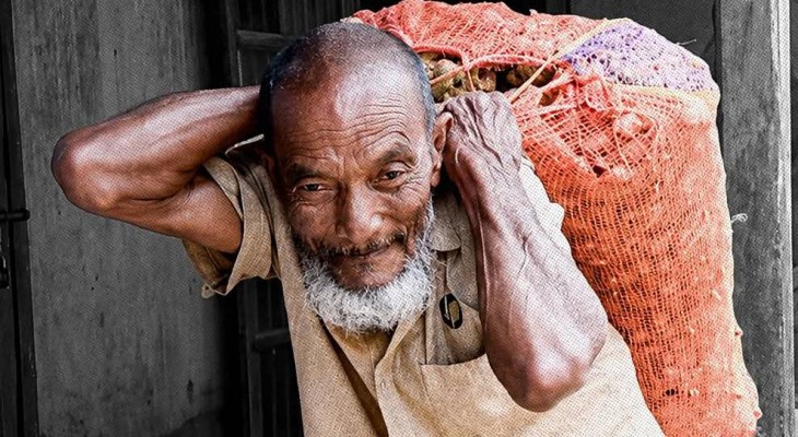নিজের ওজন ৪৩ কেজি , টানছেন ১০০ কেজির মালামাল
